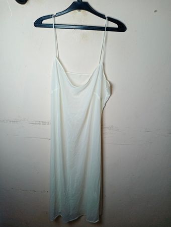 Ärmeloses weißes Kleid