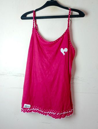 Rosa Trägertop mit weißen Punkten und Herzdetails
