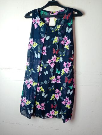 Schwarzes ärmelloses Kleid mit Blumen- und Schmetterlingsdruck
