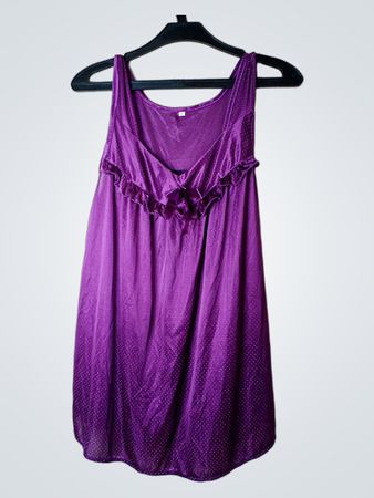 Lila ärmelloses Kleid mit weißen Punkte und Rüschendetail