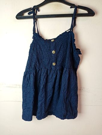 Marinefarbener Smocked Knopf-Front Cami Top