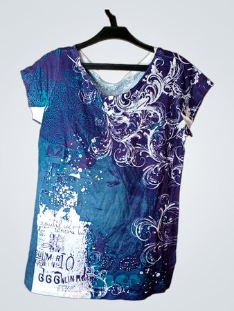 Blaue und lila grafische Druck-T-Shirt