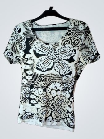 Schwarz-weiß gemustertes T-Shirt