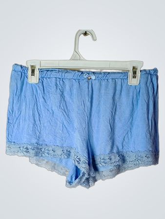 Schlafshorts mit hellblauem Spitzenbesatz