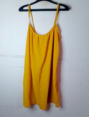 Gelbes Spaghettiträgerkleid