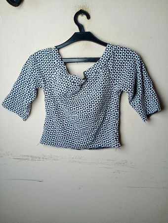 Schwarz-weiß gemusterte Bluse