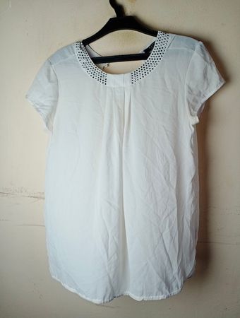 Weiße Bluse mit verzierten Ausschnitt