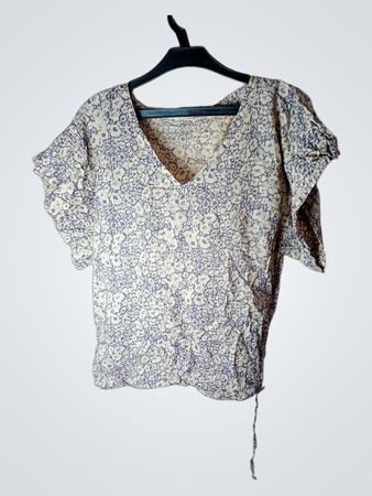 Bluse mit floralem Muster, V-Ausschnitt und kurzen Ärmeln