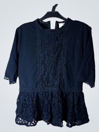 Schwarzes Spitzenbesetztes Peplum-Top