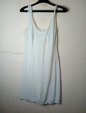 Weißes Pünktchen-Slipkleid mit Spitzenrand