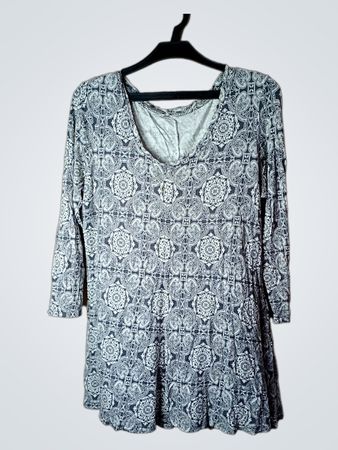 Graues und weißes gemustertes Langarmshirt
