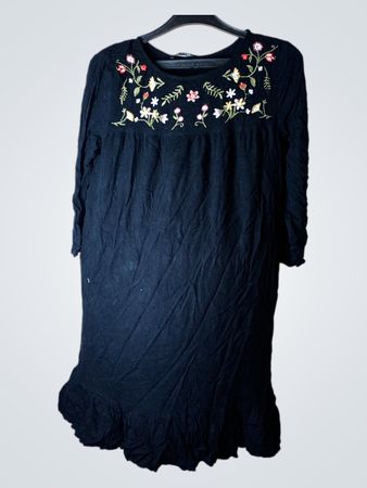 Stradivarius Schwarzes Besticktes Kleid