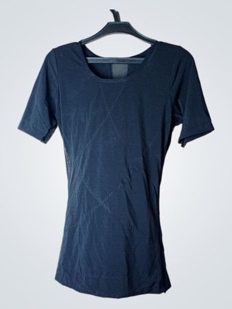 Schwarzes T-Shirt mit Materialzusammensetzungslabel