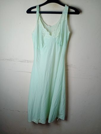 Minzgrünes Slipkleid mit Spitzenbesatz