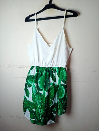 Robe mit weißem und grünem Tropenprint