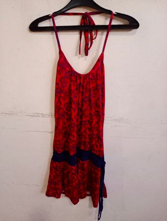 Rotes Halfterkleid mit blauen Akzenten