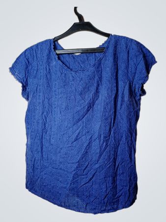 Blau besticktes Oberteil