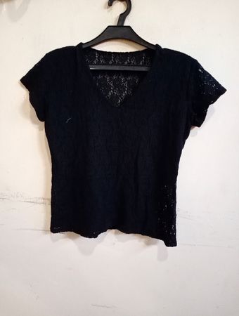 Schwarzes Spitzen-V-Ausschnitt-T-Shirt