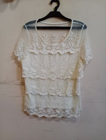 Weißes Spitzen-Tiered-Transparente Oberteil