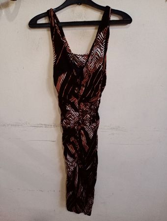 Faltiges Bodycon-Kleid mit abstraktem Druck