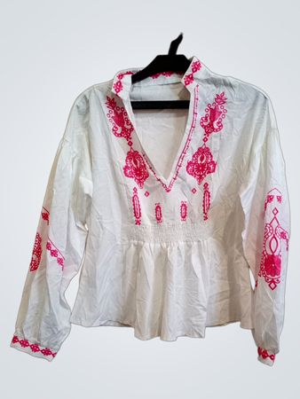 Weiße Bluse mit pinker Stickerei