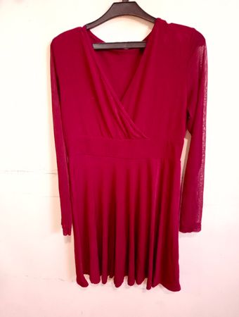 Bordeauxfarbenes Langarmkleid