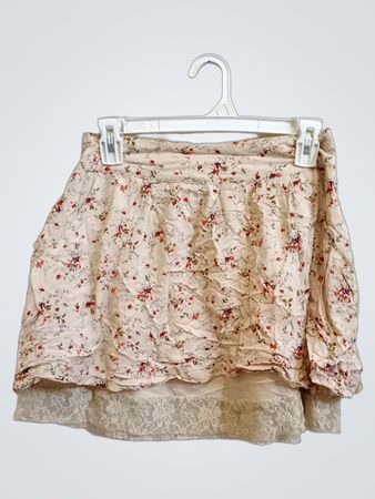Stradivarius Minirock mit floralem Druck und Spitzensaum