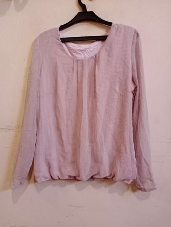 Rosa Bluse mit langen Ärmeln und kleinem Punktemuster
