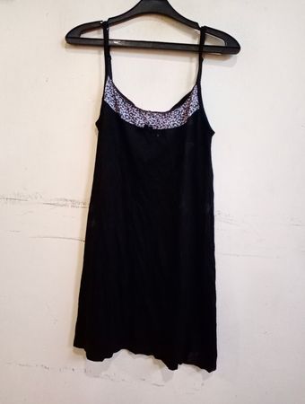 Schwarzes Slipkleid mit floralem Saum