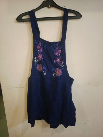Blau besticktes Latzkleid