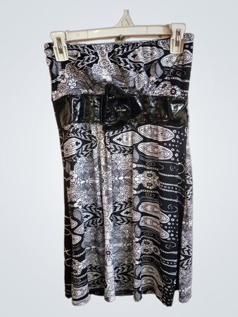 Okay schwarzes und weißes gemustertes trägerloses Kleid mit Gürtel