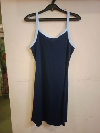 Navy-blaues Slipkleid mit hellblauen Akzenten