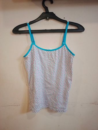 Shinto Skin Weiße Trägershirt mit blauen Akzenten und geometrischem Muster
