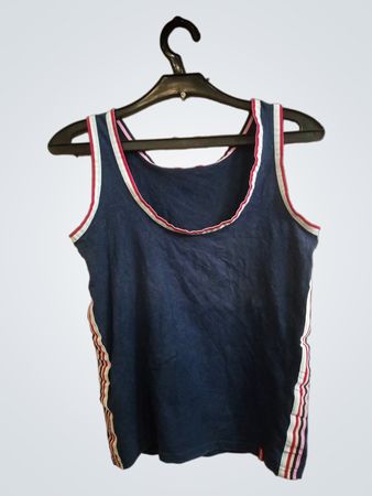 Blaues Tanktop mit gestreiftem Saum