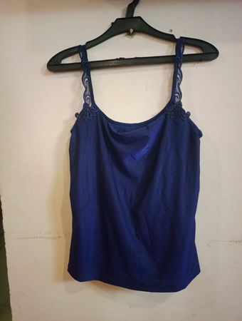 Blaue Spaghettiträgerbluse mit Spitzenbesatz