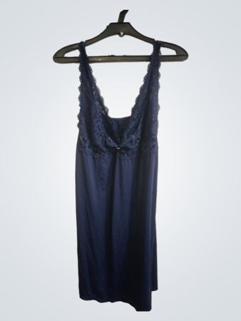 Nachtschlafkleid mit Spitzenbesatz in Marineblau