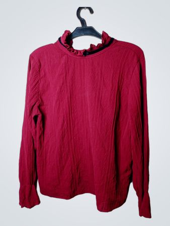 Rote Mock-Neck-Rüschentbluse