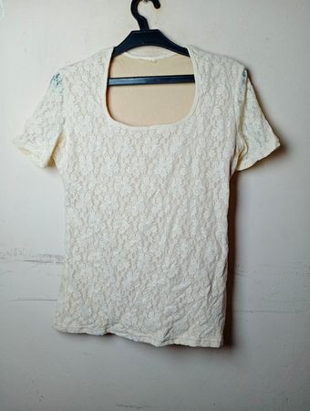 Cremige Spitzen-Quadratausschnitt-T-Shirt