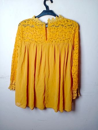 Gelbe Spitzen-Joche-Bluse