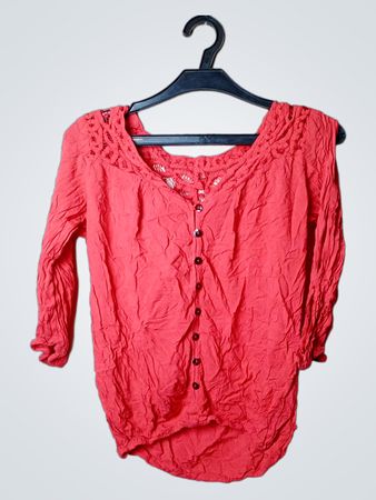 Rote Crinkle-Bluse mit Knopfdetail und Spitzen-Ausschnitt