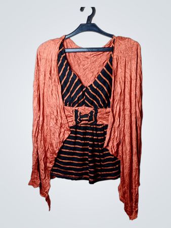Oranger Cardigan mit schwarz-orange gestreiftem Oberteil