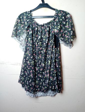 Schwarzes florales Off-Shoulder-Oberteil mit Spitzenbesatz