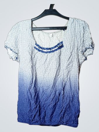 Blau-weißes Ombré-Textur-Top mit kurzen Ärmeln