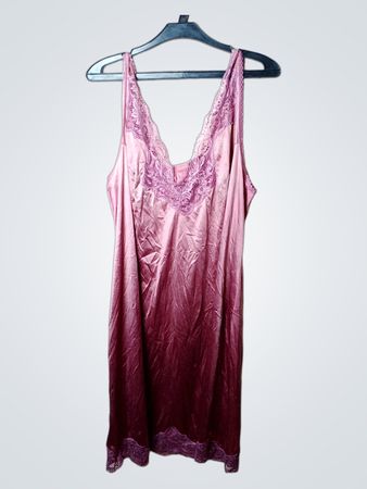 Rosa Schleifenkleid mit Spitzenbesatz