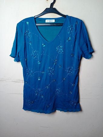 Elegantes blaues Top mit Paillettenverzierung