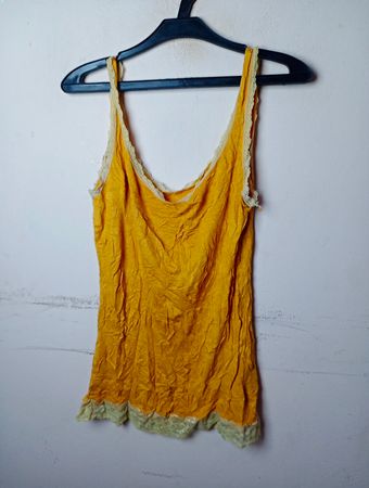 Gelbes Tanktop mit Spitzensaum