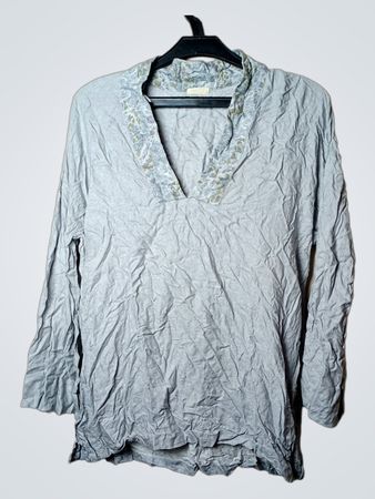 Hellblaue, crinkle Tunika mit floralem Kragen