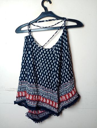 Navyblaues bedrucktes Tanktop mit rotem und weißem Rand