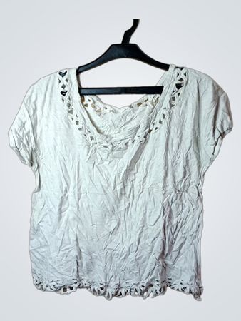 Hellgraues T-Shirt mit Ausschnittdetails