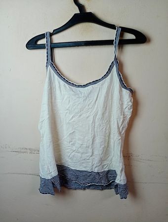 Weißes Tanktop mit blauer Einfassung